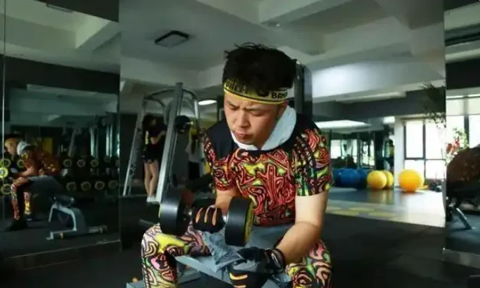 娱乐圈 健身 明星_明星无效健身案例_陈伟霆健身尴尬