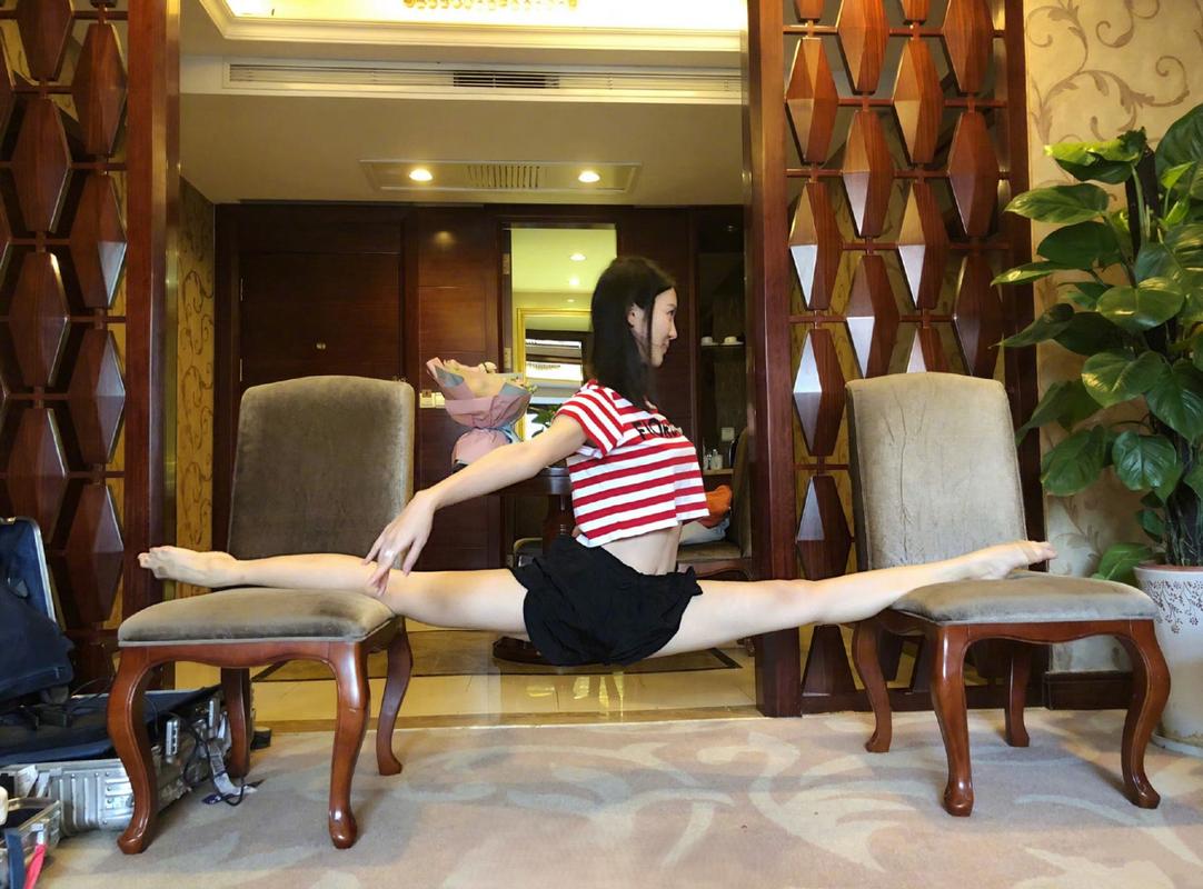 女明星劈叉图片_明星图片女的_明星图片女劈叉图