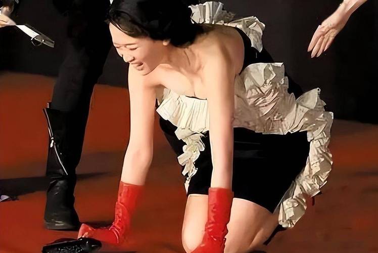 女星红毯肩带意外滑落，一秒机敏救场反圈粉