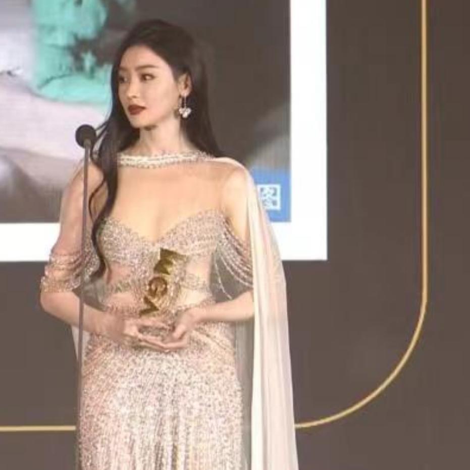 明星高定礼服点评_微博盛典红毯造型_晚装女明星