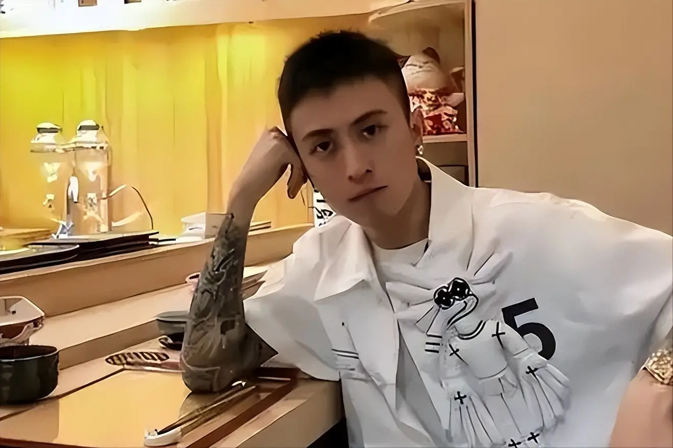 网红王思聪八卦-_秦奋的奢华生活_秦奋撞毁超跑事件